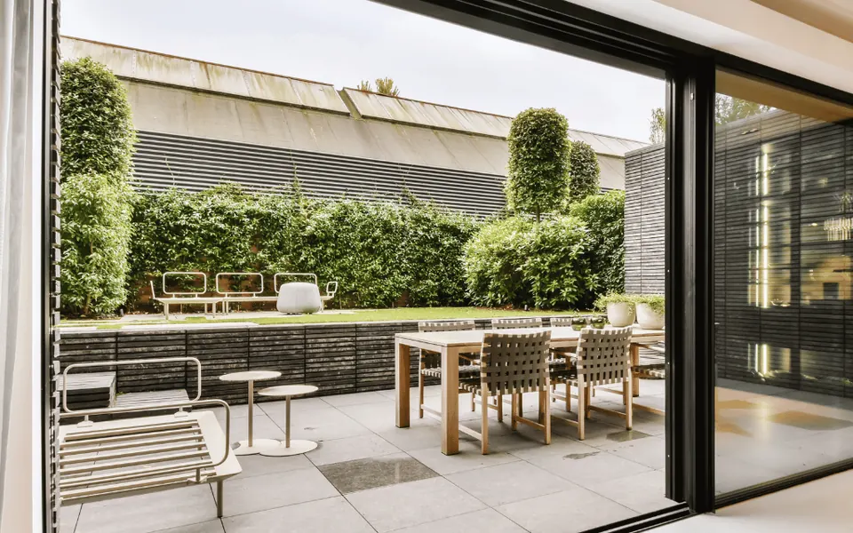 Große Hebe-Schiebetür mit schlanken Profilen zur Dachterrasse