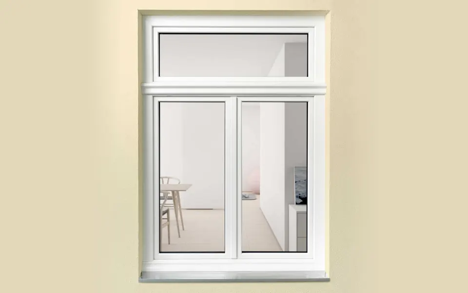 Weißes Kunststofffenster mit Oberlicht in einer hellen Hauswand